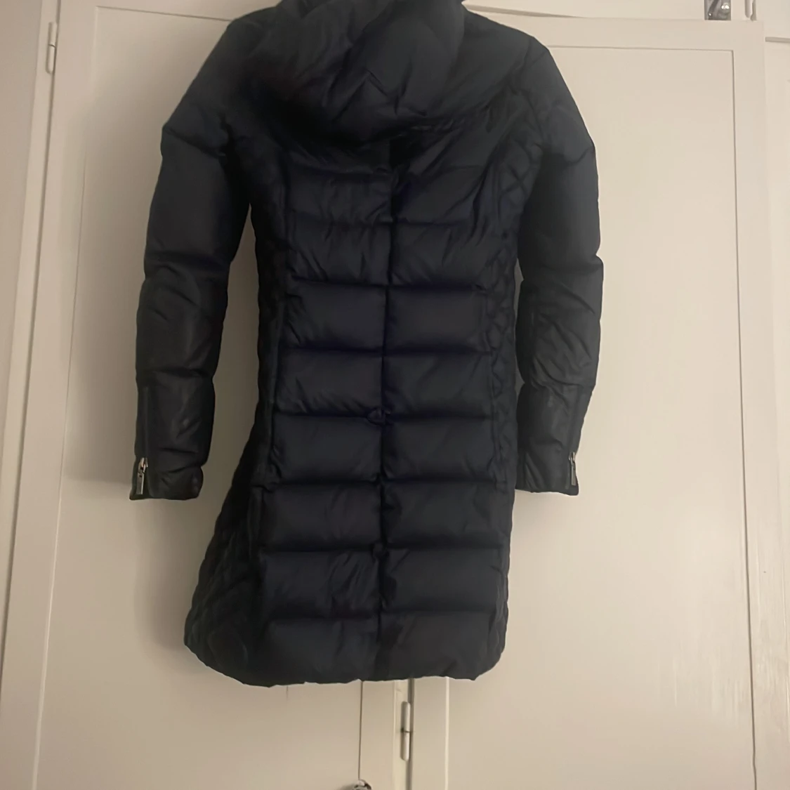 Mörkblå lång dunjacka med huva - 1