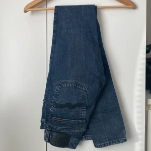 Mörkblå skinny jeans från Nudie Jeans (Tight Terry) - Schyssta Nudie jeans i modellen Tight Terry black ocean , storlek: 25/36, skick 8/10. Mitt pris utgår från 100 men pris kan diskuteras, tagsen i den sista bilden medkommer 👍. 