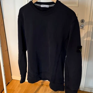 Stone Island sweatshirt  - Äkta mörkblå sweatshirt från Stone Island. 