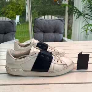 Valentino open - Valentino open - 46 | Skick: Bra skick | Sula: 30 cm | Tillbehör: Valentino kort