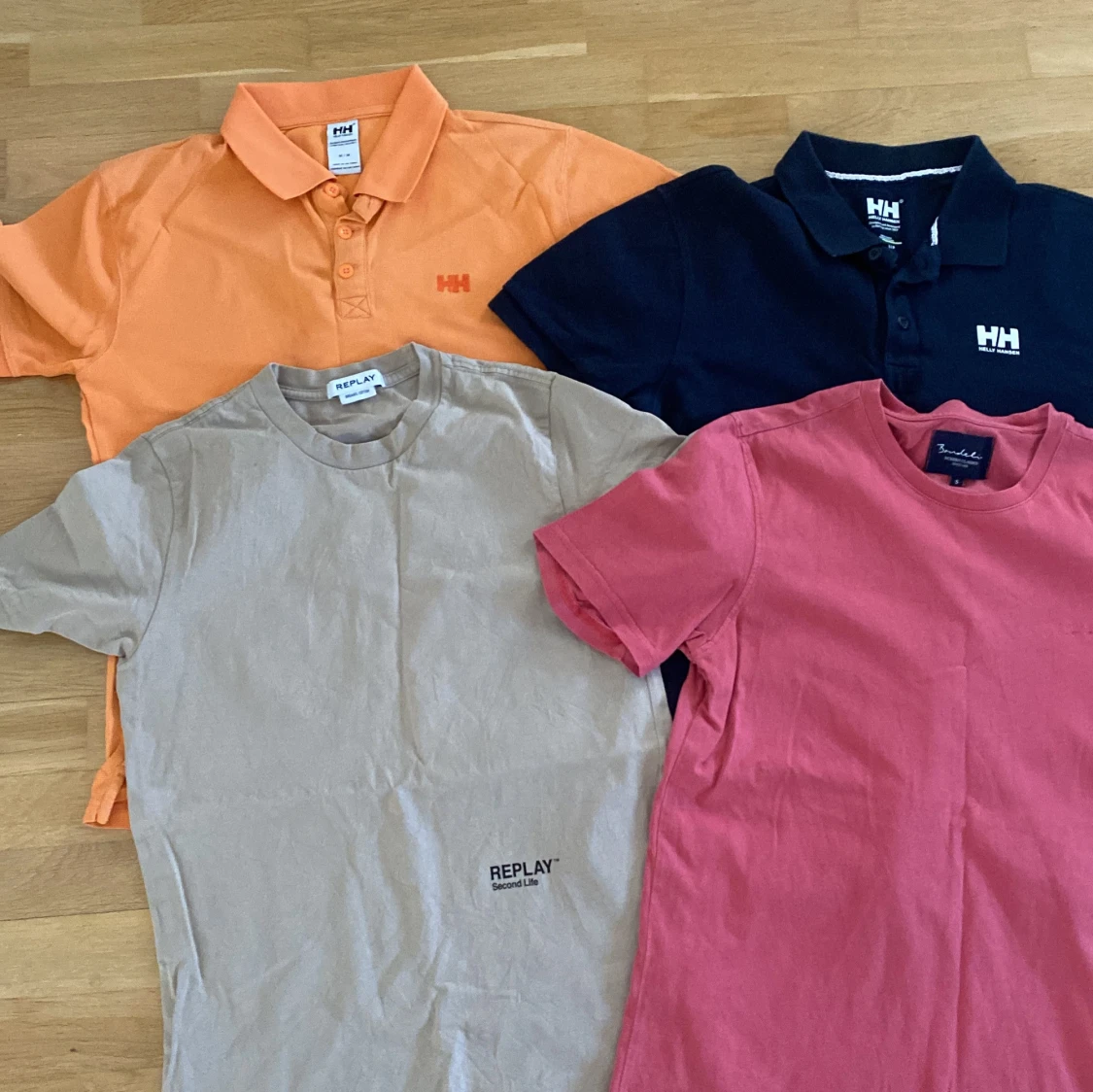 Fyra t-shirts och pikéer frånHelly Hansen & Replay - 1