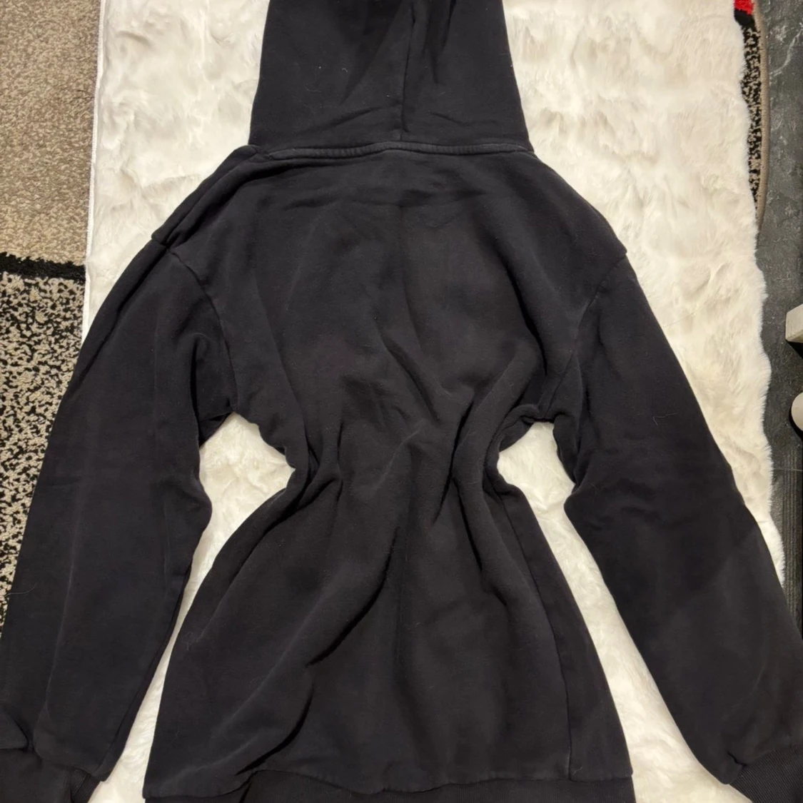 Svart hoodie från H&M med huva/bluza