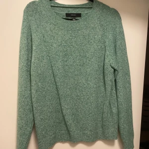 Grön stickad tröja från Vero Moda - Mysig grön stickad tröja från Vero Moda i storlek L. Aldrig använd. 