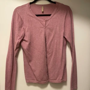 Rosa kofta  - Säljer en söt rosa kofta. Tight passform. 