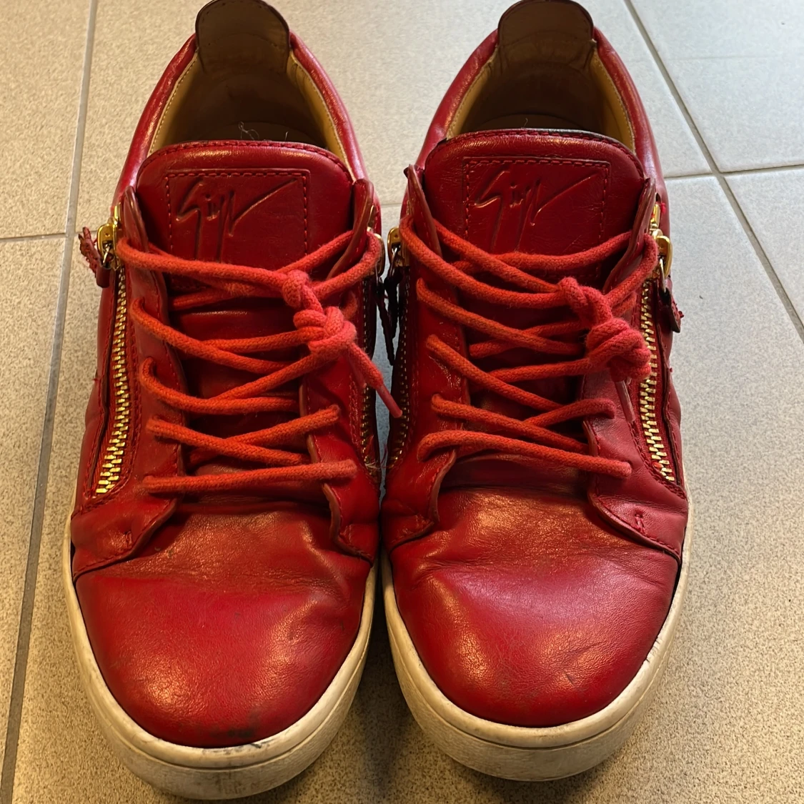 Röda sneakers från Giuseppe Zanotti