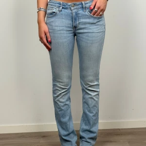 Ljusblå raka jeans med broderade fickor - Snygga ljusblå jeans med raka ben och klassisk femficksmodell. Jeansen har broderade detaljer på bakfickorna och normal midja. Tillverkade i mjukt denimtyg som ger en skön passform. Perfekta för en avslappnad och trendig look.       W 27 L32