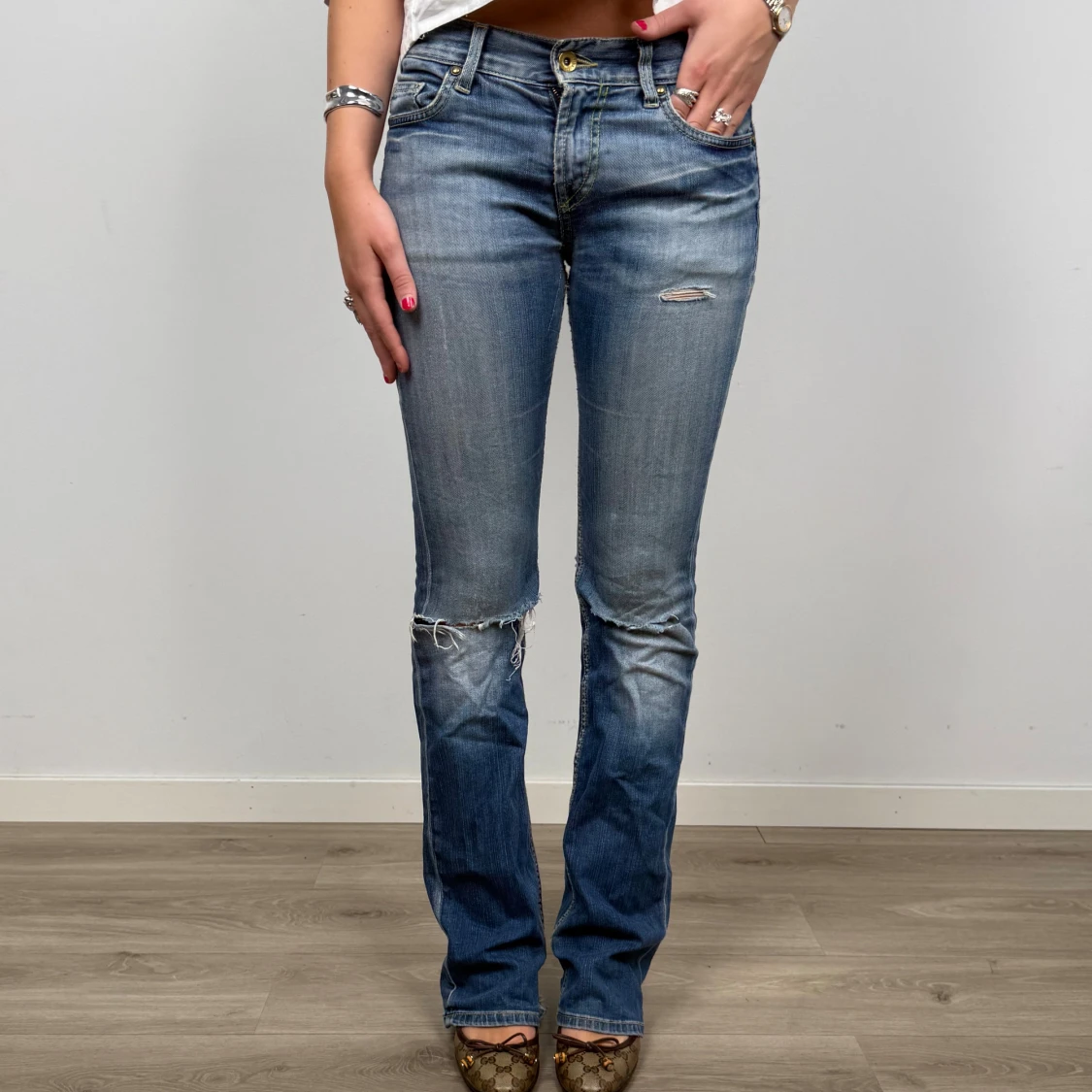 Blå bootcut jeans med slitningar