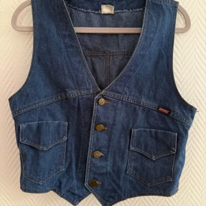 Jeansväst från La Paz💙 - Jeansväst från La Paz med supersnygg passform, den sitter perfekt i midjan💙 Storlek M. 