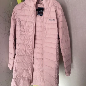 Seaside dunjacka strl S - Fin ljusrosa äkta dunjacka från Seaside. Inköpt nyligen på Sportshopen för 499kr. Lite länge figursydd modell. 
