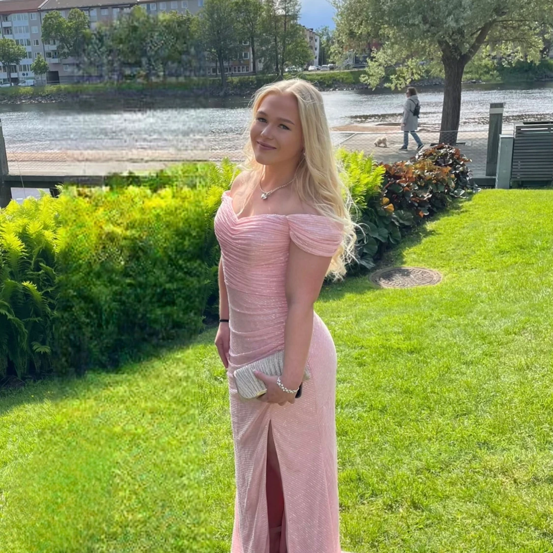 Ljusrosa glittrig långklänning offshoulder