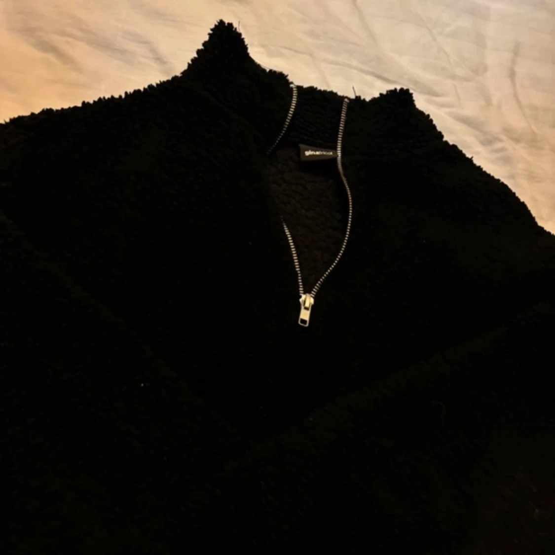 Svart Teddy half zip från Gina Tricot - 2