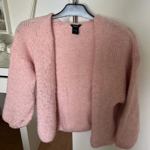 Trendig stickad kofta från Lindex - Säljer denna trendiga stickade koftan från Lindex. Använd ett antal gånger!