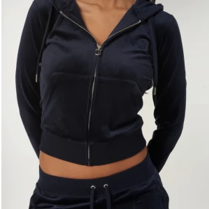 Juicy Couture tröja - Säljer en mörkblå tröja från Juicy Couture. Super skönt material!