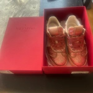 valentino skor flycrew rosa glitter - säljer dessa snygga valentino skor då dem inte kommer till användning, ny pris 7000 jag säljer för lågt pris då några nitar gått av, vilket man ej tänker på💞 