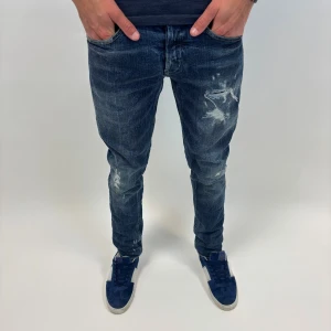 Dondup Jeans George  - Dondup Jeans George! Trendigaste jeansen på marknaden.  Skick= 9,5/10 Ny pris= 4000 kr Säljs för= 1199 kr (Modellen har original slitningar från fabrik vilket är väldigt eftertraktat och populärt) 