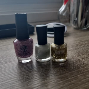3-pack glittriga nagellack - Säljer tre nagellack: ett lila glitterlack från W7, ett silvrigt och ett guldigt glitterlack från Kubiss. Alla har svarta korkar och klassisk rund glasflaska. Perfekt för dig som vill ha extra bling på naglarna.