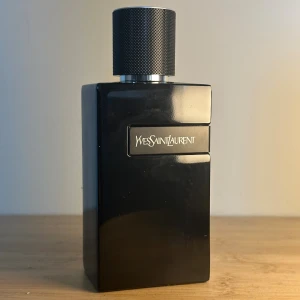 YSL parfym Le parfum  - Riktigt fräsch parfym från Yves Saint Lauren, Le Parfum. En väldigt versatil doft som passar alla tillfällen. Många komplimanger med denna😉. Tveka inte vid frågor!😁Storlek: 100ml