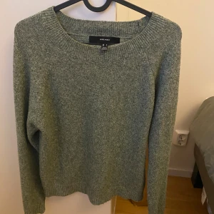 Grå stickad tröja från Vero Moda - Mysig grön stickad tröja från Vero Moda i storlek S. Använd kanske 3 gånger💗