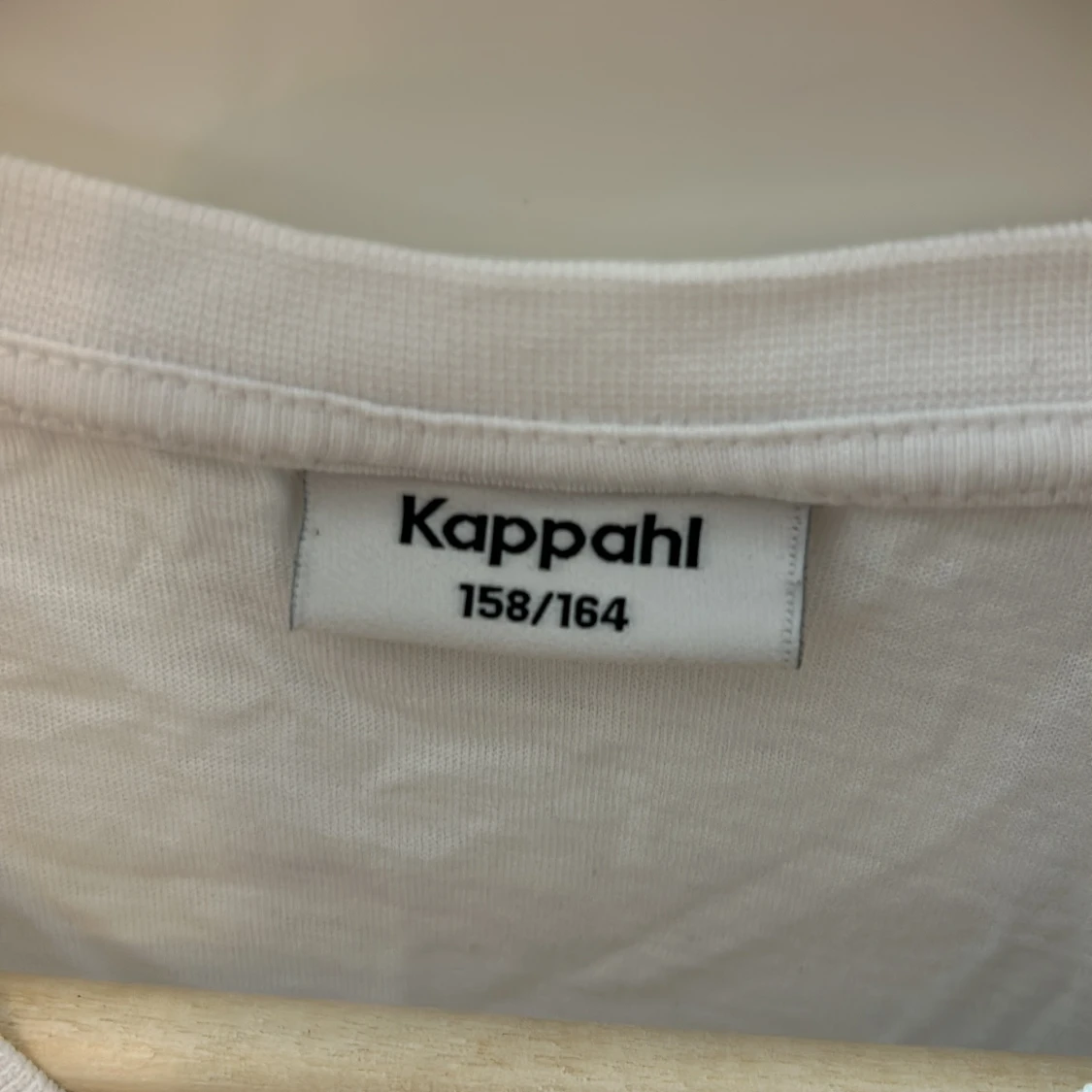 Vit t-shirt med blå rosett från Kappahl - 2