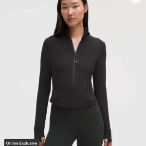 Lululemon jacka - Säljer min lululemon decibel jacka som är i mycket bra skor, har inte andvänts mycket alls och är nästan som ny. Skriv för fler frågor💕