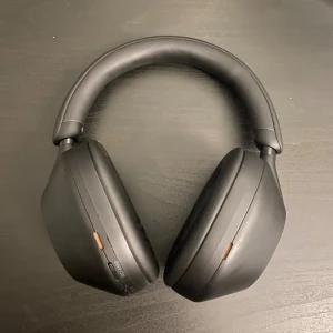Sony WH-1000XM5 - Sony WH-1000XM5 trådlösa over-ear hörlurar med aktiv brusreducering. Svart färg, levereras med originalfodral och USB-C laddkabel. Hörlurarna är i gott skick med endast mindre tecken på användning. Perfekt för musik, resor och arbete.