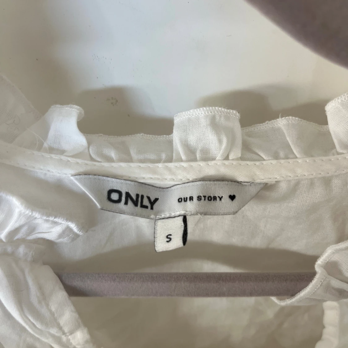 Vit blus med volanger från ONLY - 2