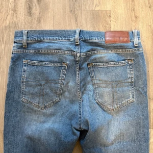 Tiger of Sweden Pistolero Jeans Blå W32 L34 - Sjukt feta Tiger of Sweden Pistolero jeans i en blå färg och snygg slimfit passform i storlek W32/L34. Mått: Midja - 43,5cm, Benlängd - 105cm. Hör av dig vid funderingar!