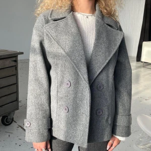 Design by Si   kappa - Säljer En super fin grå kappa från design by si, använt få tal gånger och jätte finns skick, skriv för fler bilder☺️❣️köpt för 800