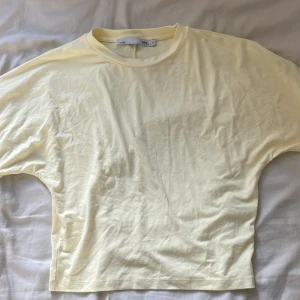 Ljusgul t-shirt från 157, storlek S - En basic ljusgul t-shirt från 157 i storlek S. Tröjan har större armar och sitter tajtare mot midjan💞 helt oanvänd 