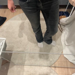 Svarta bootcut jeans Gina Tricot 158 - Snygga svarta jeans från Gina Tricot i storlek 158