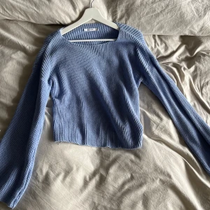 Ljusblå stickad tröja - Superfin ljusblå stickad tröja från NA-KD med långa ärmar. Tröjan har en relaxed fit som ger en chill vibe. Perfekt att styla med jeans eller kjol för en snygg look.