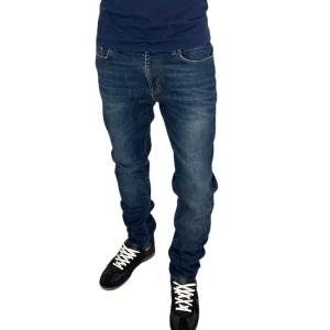 NYSKICK Versace jeans  - Säljer dessa riktigt feta jeans från Versace, nyskick och otroligt sällsynta, priser kan diskuteras! Passar mig som har storlek 32 utmärkt! 👌Passformen är Slim/straight. Hör av er ifall ni har några frågor! 🙌⭐️⚜️
