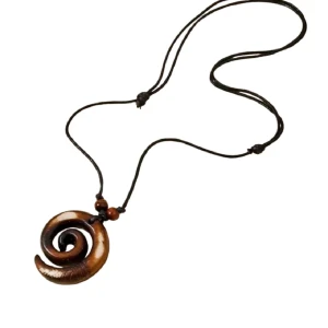 Brunt spiralhalsband med snöre - Unikt halsband med en spiralformad brun hängare i trä och svarta justerbara snören. Hängaren har en snygg snidad look och kompletteras av små träpärlor. Perfekt för dig som gillar boho eller naturinspirerad stil.