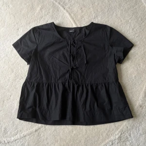 Gina Tricot Svart Topp - Utsvängd svart topp köpt på Gina Tricot!💘 Perfekt över ett linne eller bara som den är!