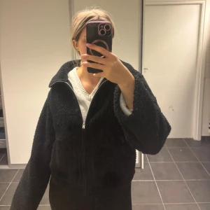teddyjacka - Mysig svart teddyjacka med hög krage och hel dragkedja framtill. Perfekt nu inför kyligare dagar!!! 🧸