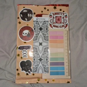 Blind date with a book - dark romance - En kortare bok på engelska i dark romance genren. Boken är lite kantstött men är annars i nyskick. 5 klistermärken, ett bokmärke som går att färglägga, presentpåsar och ett 10-pack med reading tabs i olika färger ingår. Skriv privat om du vill att jag avslöjar vilken bok det är eller om du vill se trigger warning listan. Katt finns i hemmet