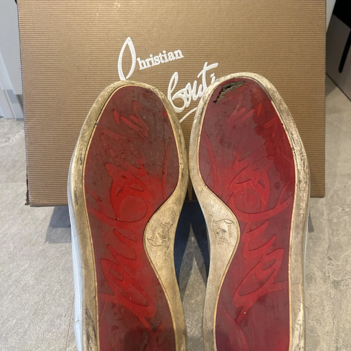 Christian Louboutin vita sneakers med nitar - 1