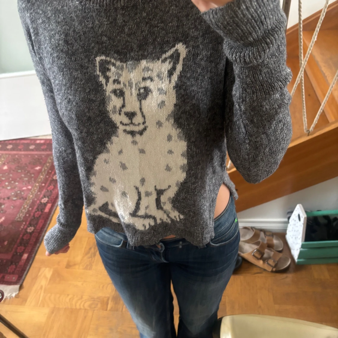 Grå stickad tröja med leopardmotiv Hollister