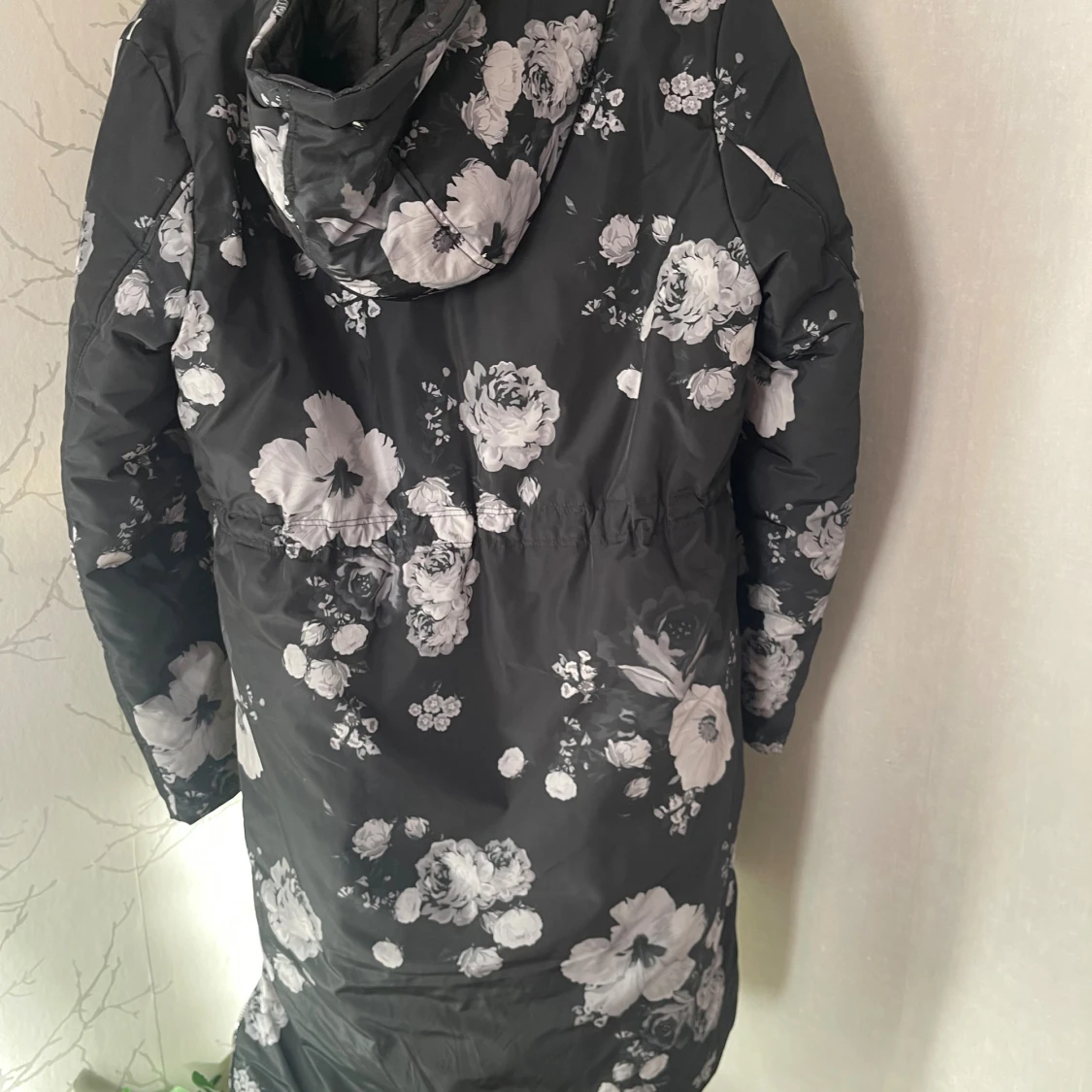 Blommig svart dunjacka med fuskpäls strl M - 3