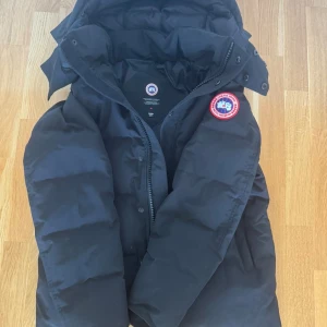 Canada goose jacka - Canada goose jacka, använd några gånger men i väldigt bra skick. Skriv gärna om ni har frågor