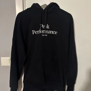 Peak performance hoodie - Svart peak performance hoodie i storlek M, knappt använd.