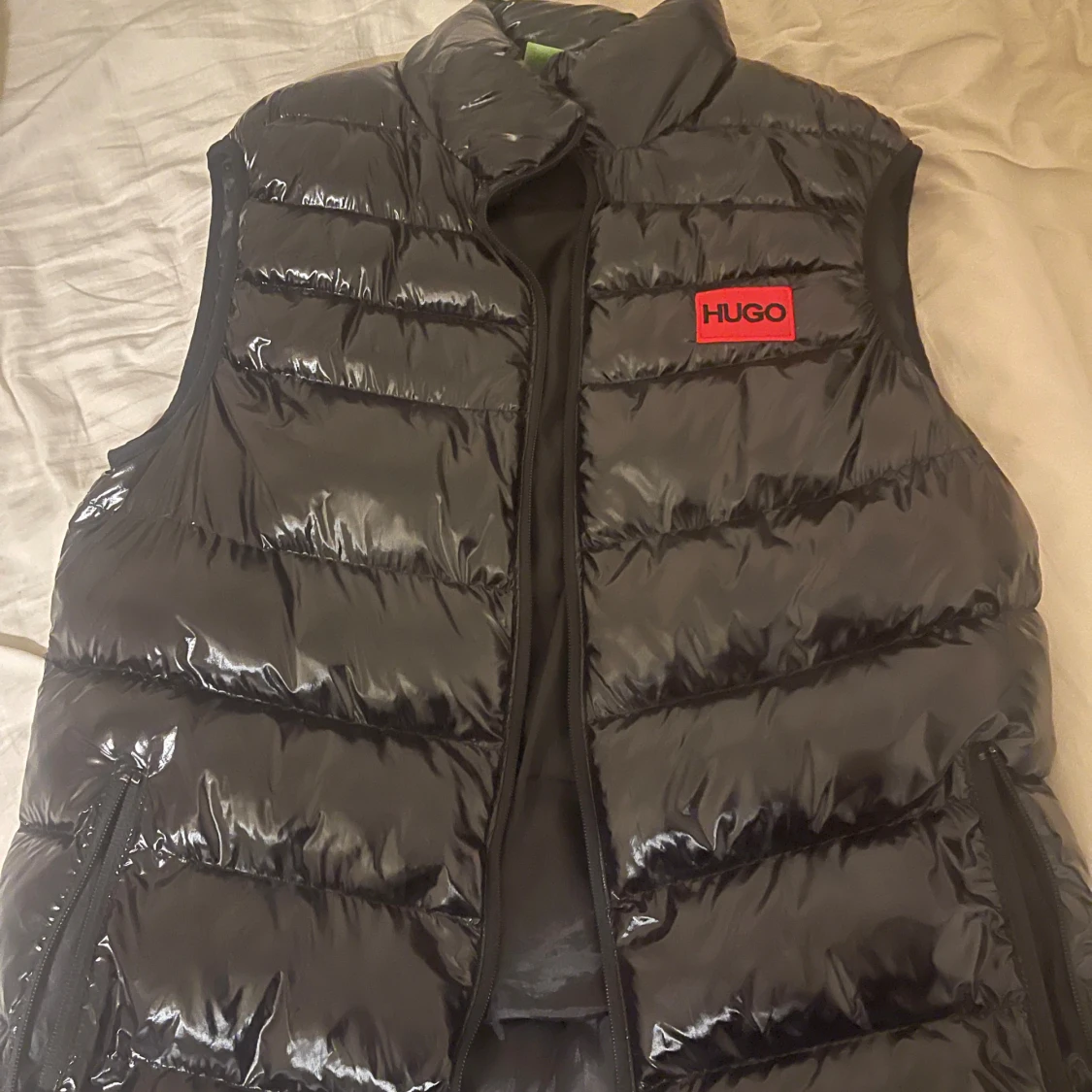 Svart dunväst från Hugo