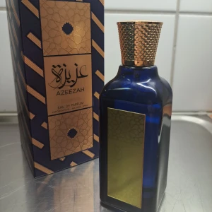 Lattafa Azeezah Eau de Parfum - Azeezah Eau de Parfum från Lattafa kommer i en stilren blå flaska med gulddetaljer. Perfekt för dig som vill sticka ut med en exklusiv touch. Naturlig spray för dig som gillar att testa nya dofter.