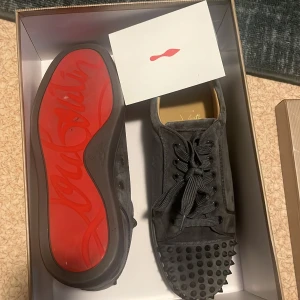 Louboutin - Intressekoll🙏på dessa Louboutin skor dom är använda ett fåtal gånger och är i hyfsat bra skick är mest intresserad av byte men kom med bud