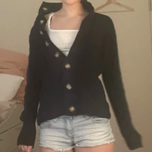 Marinblå kofta ifrån H&M - Marinblå vintage kofta ifrån H&M som är super skön och perfekt för allt.den är over sized och är i storlek M❤️