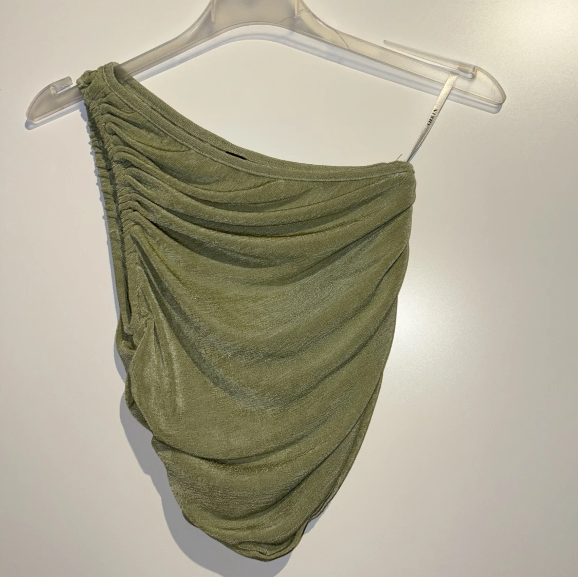 Grön asymmetrisk oneshoulder topp från SHEIN