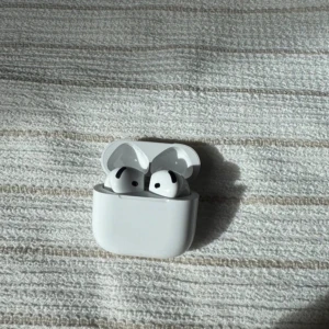 AirPods 2 - Apple AirPods 2 i mycket fint skick, komplett med originalförpackning och tillbehör. Trådlösa hörlurar med laddningsetui, perfekt för musik och samtal. Inga synliga repor eller skador, fungerar utmärkt.