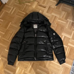 Moncler Maya svart storlek S - Hej! Säljer en moncler maya jacka storlek S hel svart. Använd ett par gånger men tycker ej den passar min stil! Håller dig varm i vintern ❄️ skickar ut samma eller nästa dag efter köp!✅📦
