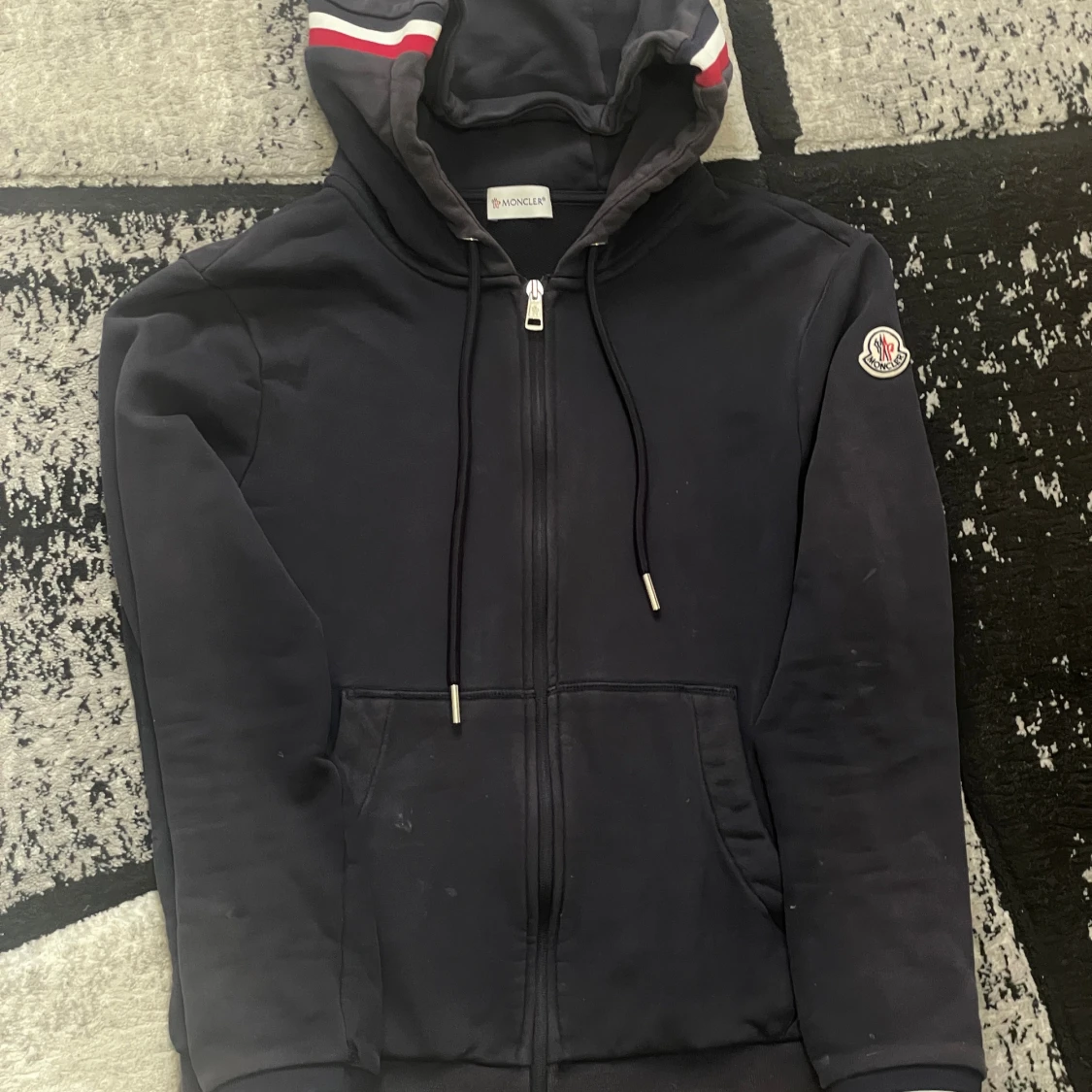 Svart hoodie från Moncler med huva - 1