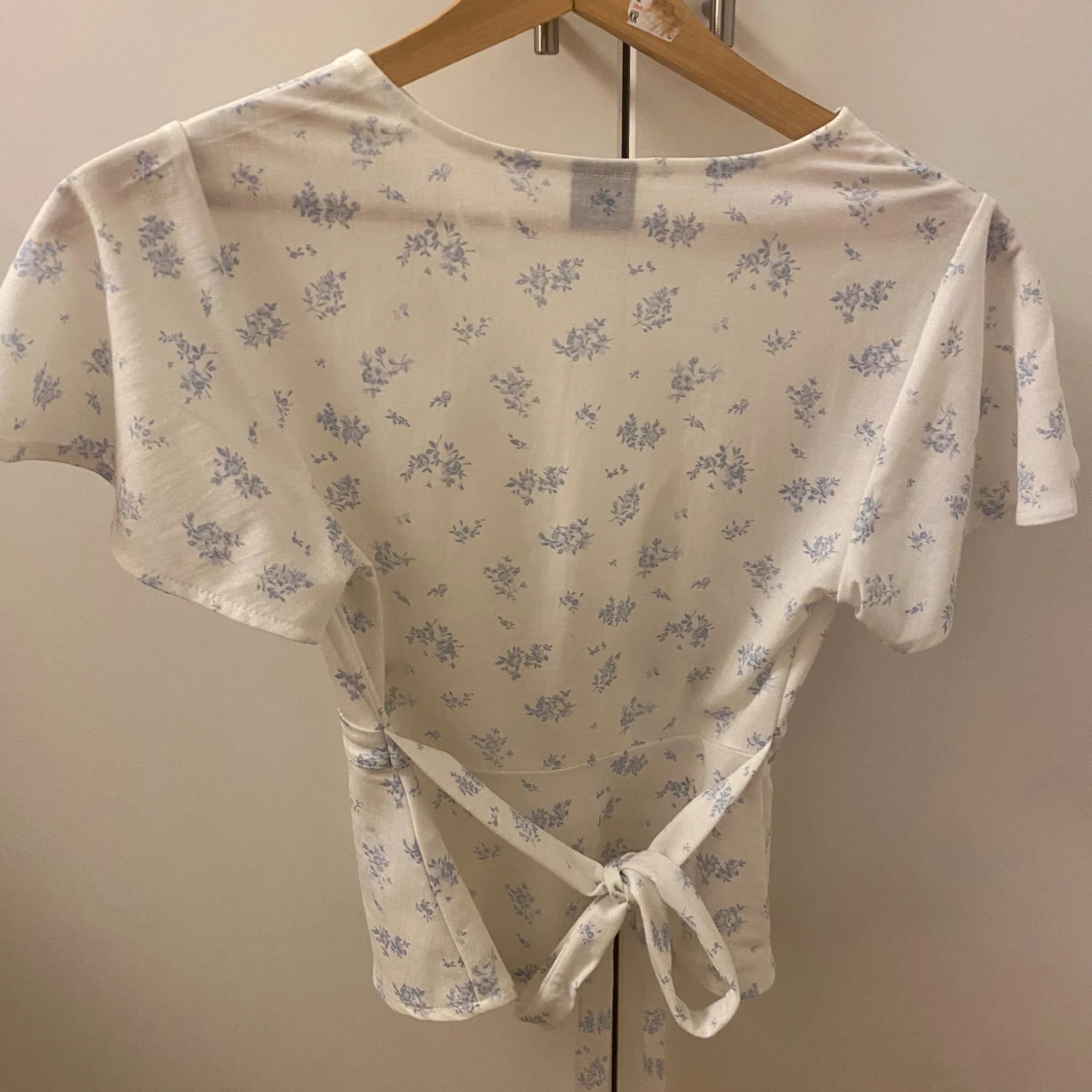 Vit sommartopp med knyt - 3